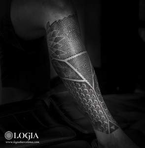 tatuaje-ornamental-pierna-logia-barcelona-foteev 